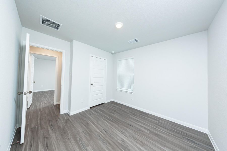 Spacious, unfurnished interior of a new home in River's Edge, Conroe (Image 13).