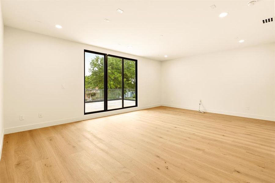 Spacious, unfurnished interior of a new home in , Dallas (Image 28).