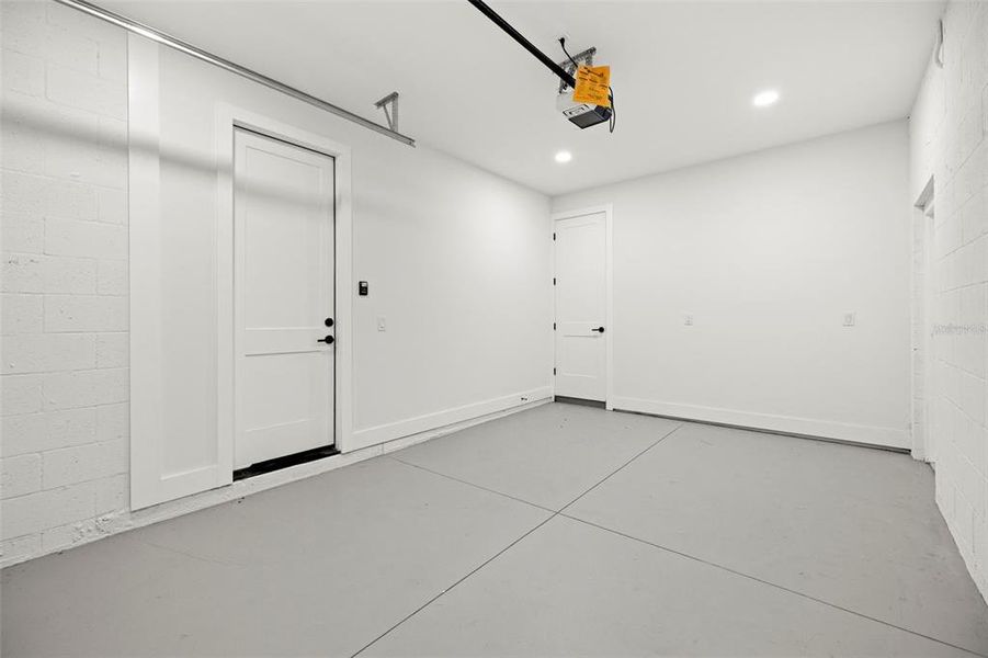 Spacious, unfurnished interior of a new home in , Tampa (Image 22).