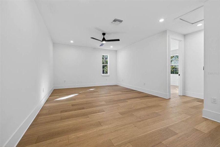 Spacious, unfurnished interior of a new home in , St. Petersburg (Image 33).
