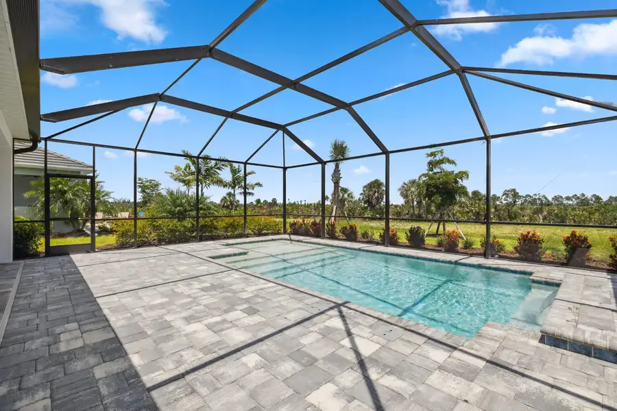 Representative exterior details of a home built from the Heritage 2 by Neal Communities in Palmera, Venice (Image 32).