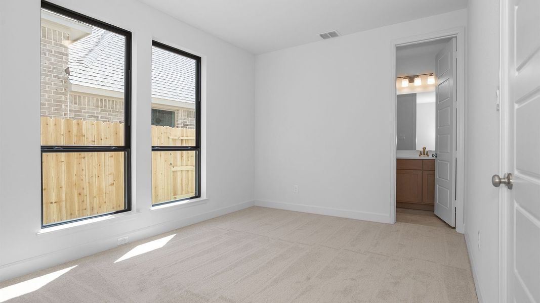 Spacious, unfurnished interior of a new home in Lakes of Cane Island, Katy (Image 13).