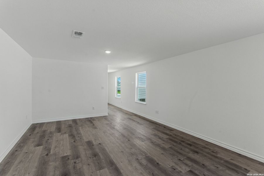 Spacious, unfurnished interior of a new home in Cinco Lakes, San Antonio (Image 8).