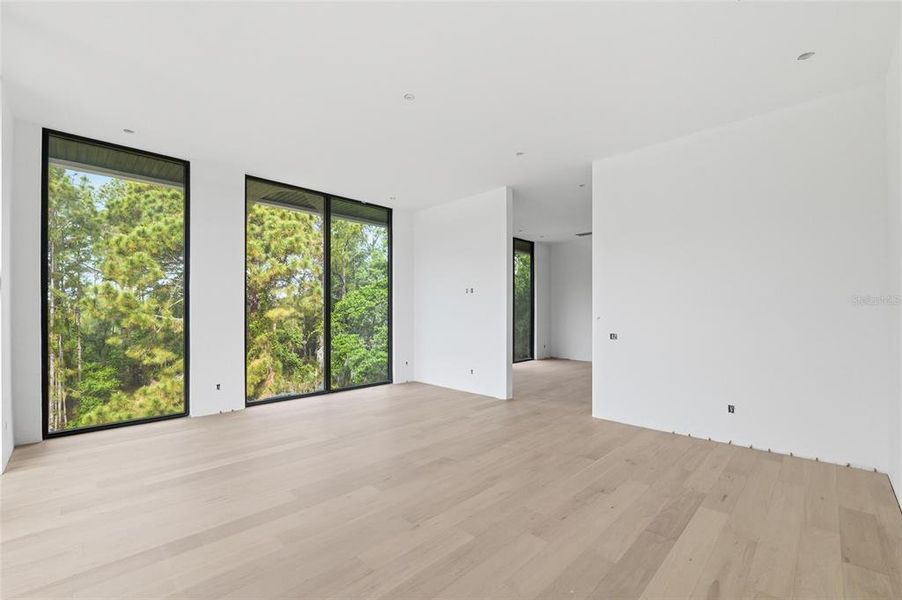 Spacious, unfurnished interior of a new home in Stonelake Ranch, Thonotosassa (Image 9).