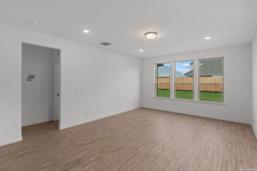 Spacious, unfurnished interior of a new home in Bison Ridge, San Antonio (Image 14).