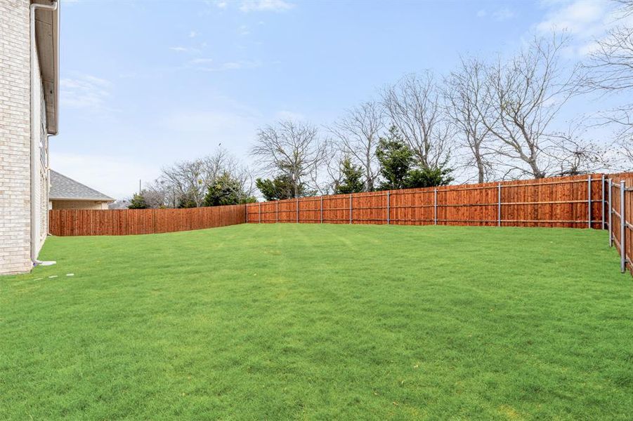 Exterior details and patio area of a home in Ridgepoint, Midlothian (Image 4).