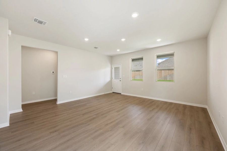 Spacious, unfurnished interior of a new home in Rolling Glen, Hutto (Image 17).