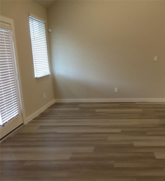 Spacious, unfurnished interior of a new home in Sierra Vista, Iowa Colony (Image 14).