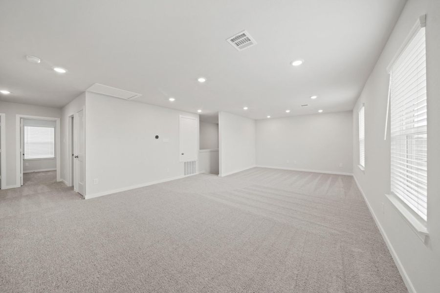 Spacious, unfurnished interior of a new home in Valor Park, Bay City (Image 23).