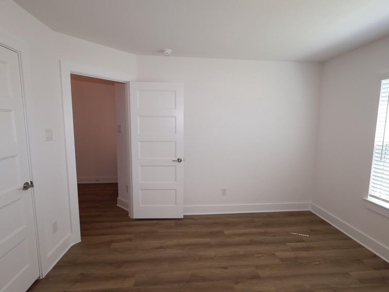 Spacious, unfurnished interior of a new home in Hallimore Ranch, Rosenberg (Image 18).