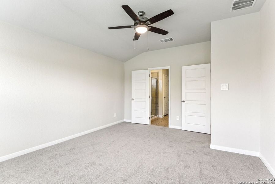Spacious, unfurnished interior of a new home in Remington Ranch, San Antonio (Image 25).