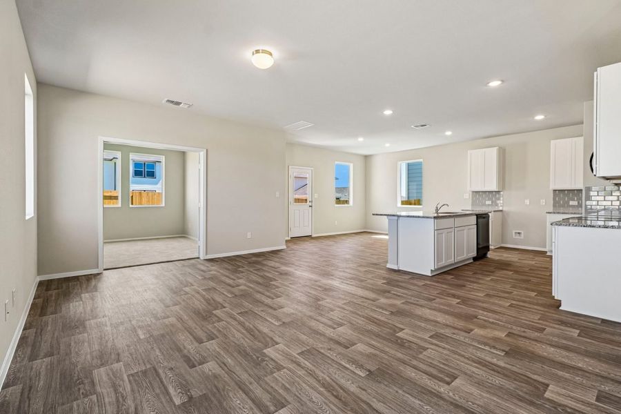 Spacious, unfurnished interior of a new home in Edgebrooke, Pflugerville (Image 14).