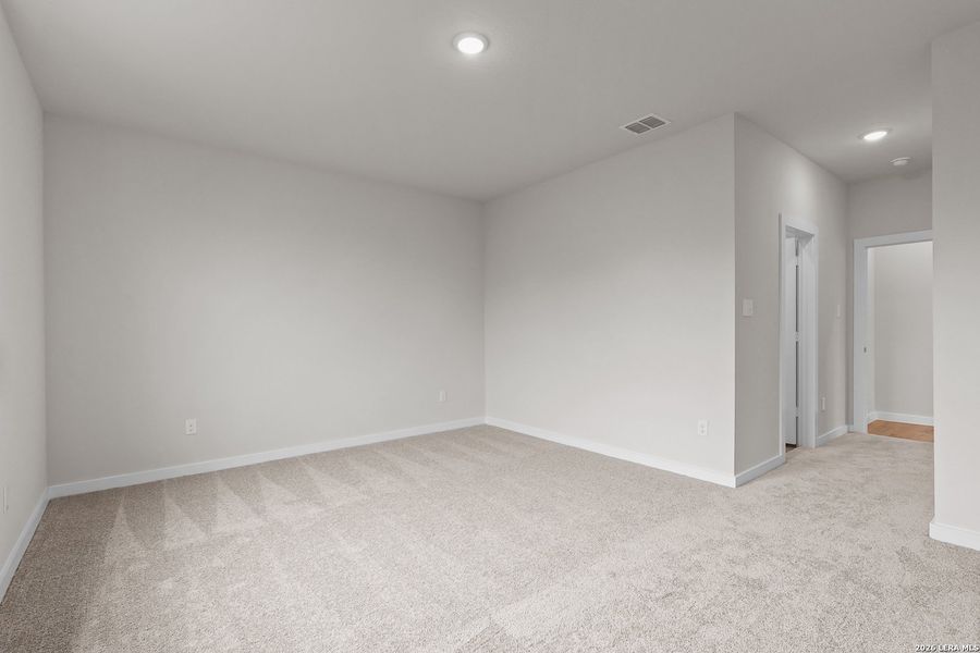Spacious, unfurnished interior of a new home in Mesa Vista, San Antonio (Image 17).