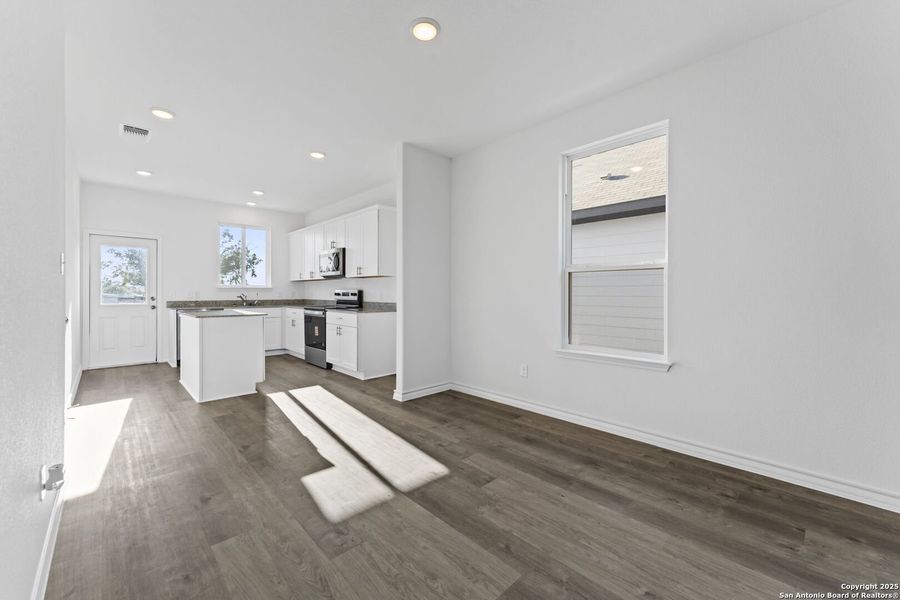 Spacious, unfurnished interior of a new home in Meadows at Clear Springs, New Braunfels (Image 13).