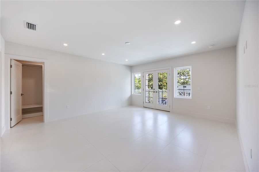 Spacious, unfurnished interior of a new home in , Sarasota (Image 28).