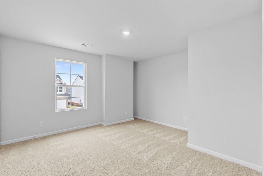 Spacious, unfurnished interior of a new home in Hanes Lake, Winston-Salem (Image 31).