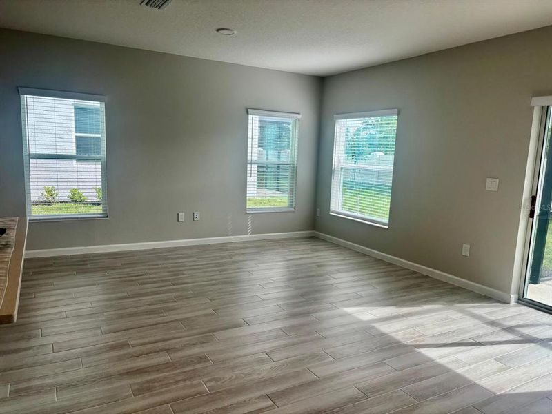 Spacious, unfurnished interior of a new home in , Orlando (Image 10).