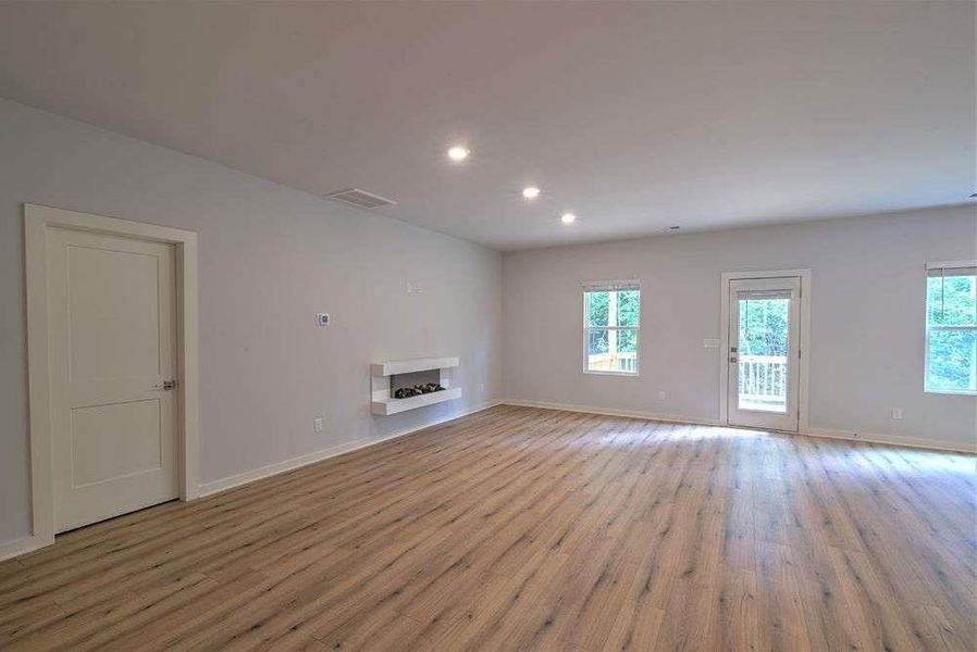Spacious, unfurnished interior of a new home in The Woodlands Preserve, Jackson (Image 35).