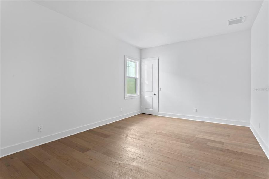 Spacious, unfurnished interior of a new home in , Tampa (Image 24).