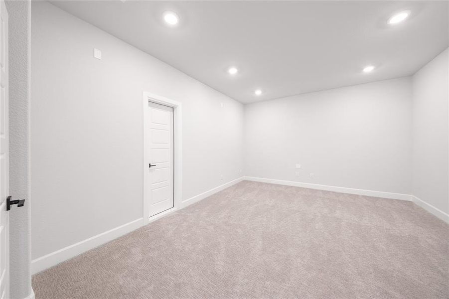 Spacious, unfurnished interior of a new home in Heath Golf and Yacht Club, Heath (Image 20).