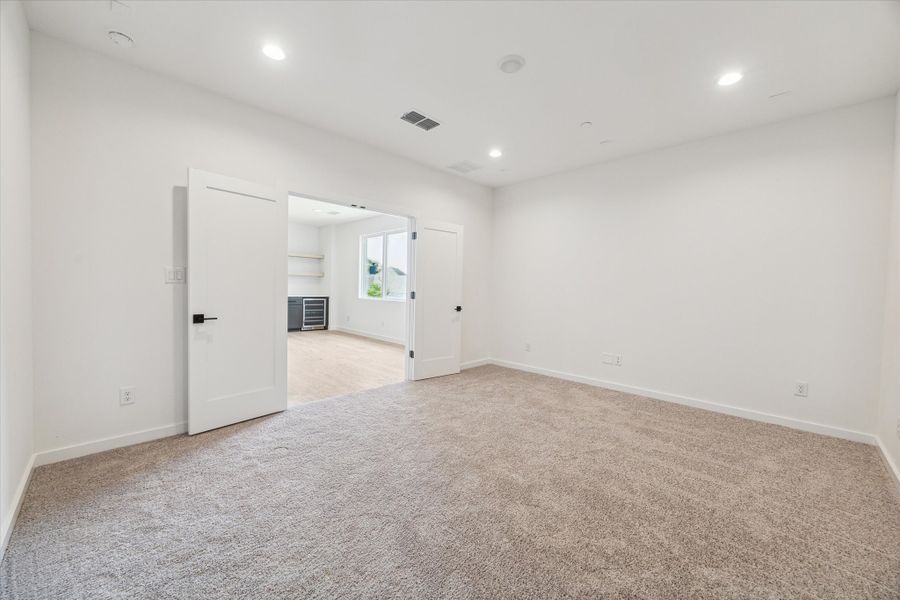 Spacious, unfurnished interior of a new home in , Bellaire (Image 17).
