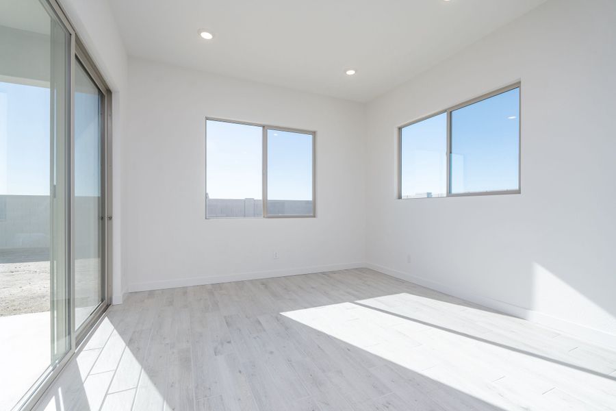 Spacious, unfurnished interior of a new home in Soleo, San Tan Valley (Image 9).