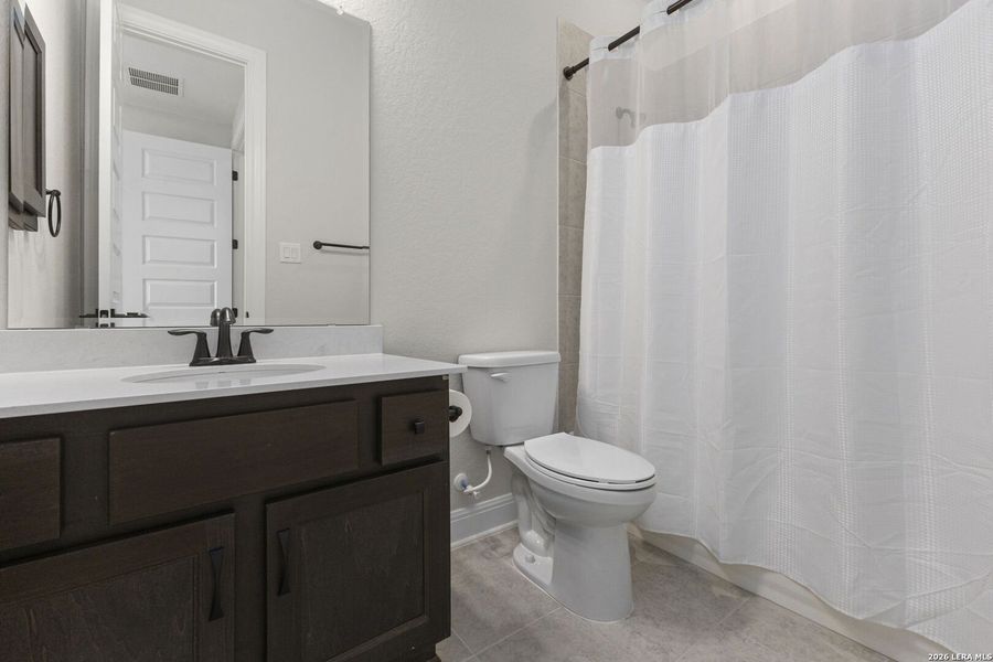 Furnished interior view inside a new home in Waldsanger, New Braunfels (Image 40).