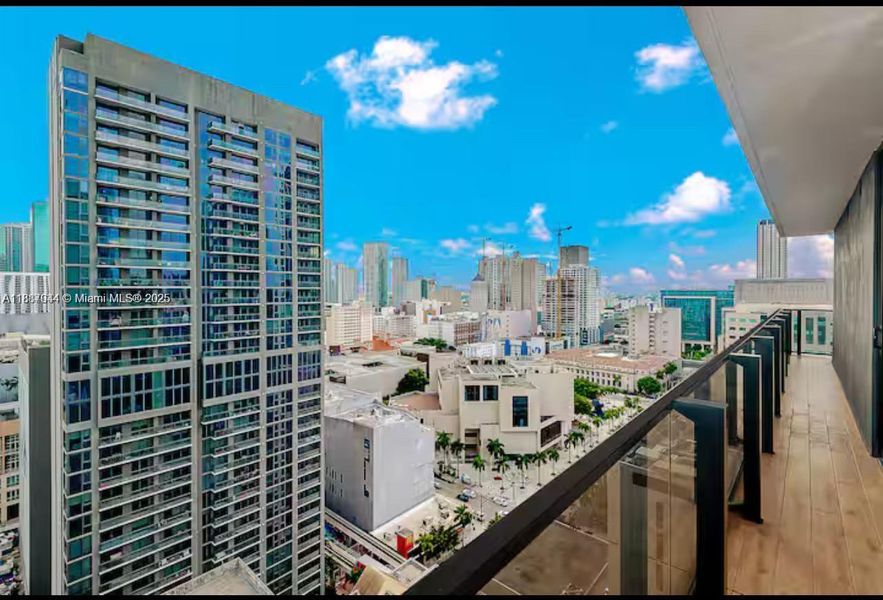 Condo located in Miami, FL showcasing its design and architecture (Image 4).