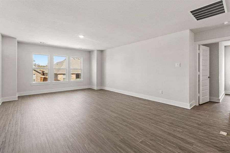 Spacious, unfurnished interior of a new home in Lyons Crest Estates, Garland (Image 23).