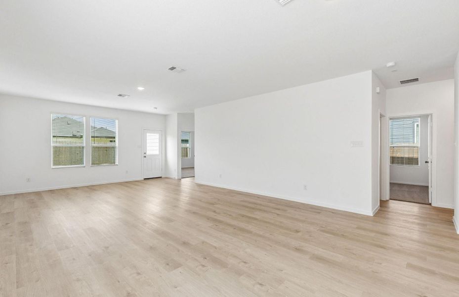 Spacious, unfurnished interior of a new home in Stokesbury, Waller (Image 17).