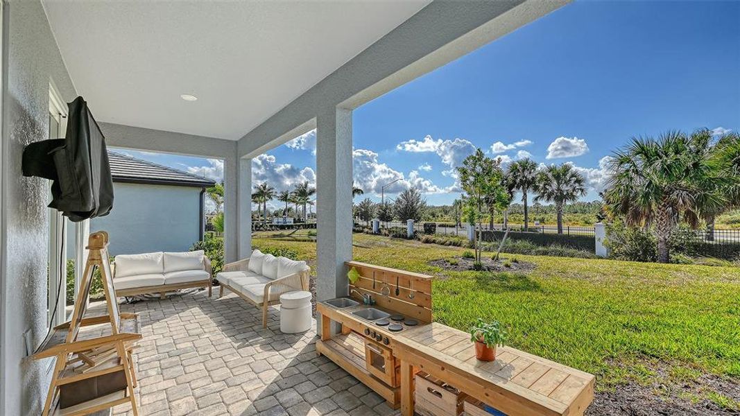 Exterior details and patio area of a home in , Bradenton (Image 4).