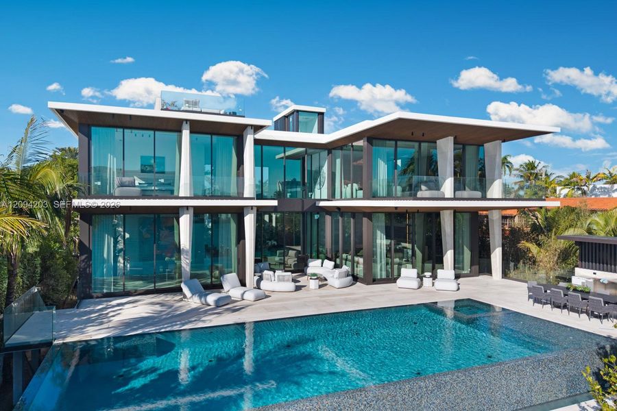 Condo located in Miami Beach, FL showcasing its design and architecture (Image 38).