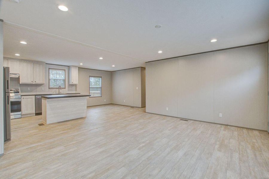 Spacious, unfurnished interior of a new home in , Walterboro (Image 10).