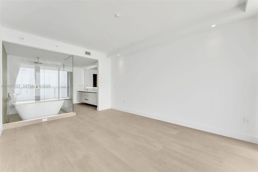 Spacious, unfurnished interior of a new home in Aria Reserve, Miami (Image 27).