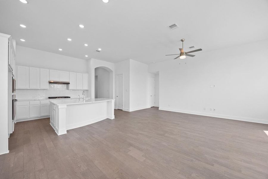 Spacious, unfurnished interior of a new home in Lariat, Liberty Hill (Image 18).