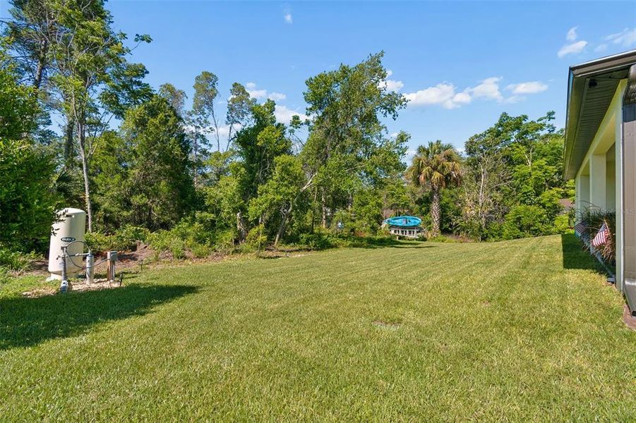 Exterior details and patio area of a home in , Weeki Wachee (Image 3).