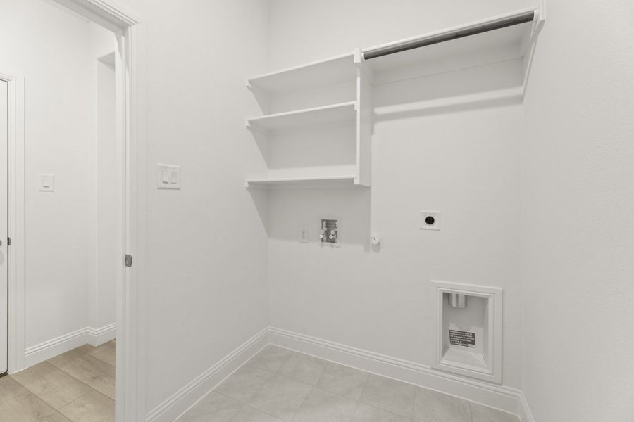 Spacious, unfurnished interior of a new home in Keeneland, Aubrey (Image 41).