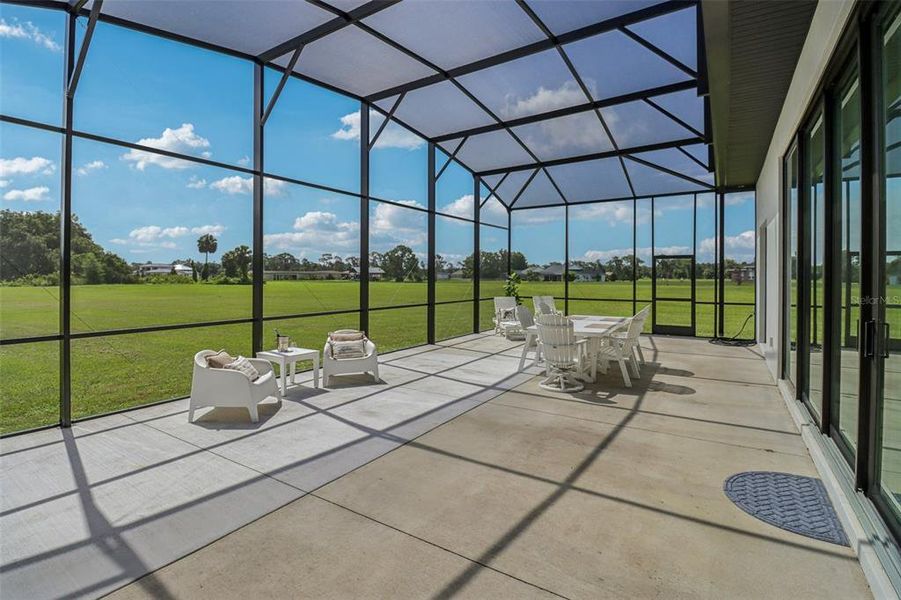 Exterior details and patio area of a home in , Tavares (Image 3).
