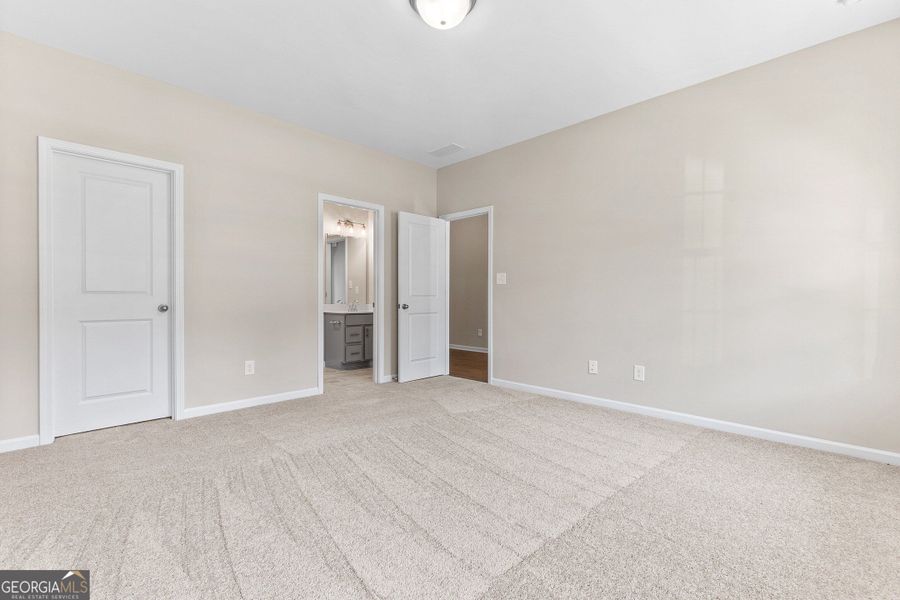 Spacious, unfurnished interior of a new home in Juliette Crossing, Forsyth (Image 68).