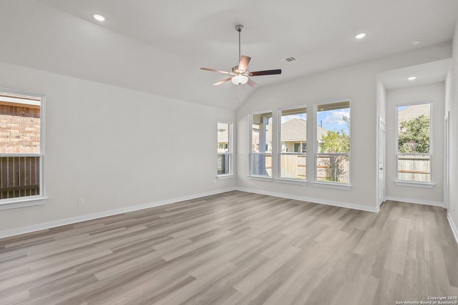 Spacious, unfurnished interior of a new home in Stillwater Ranch 45', San Antonio (Image 19).