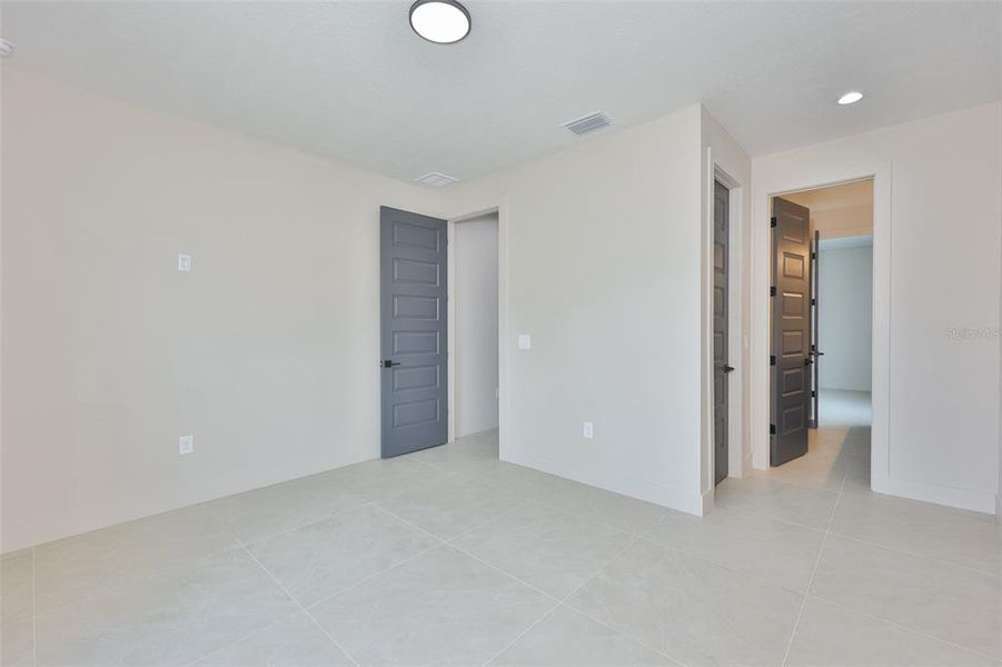 Spacious, unfurnished interior of a new home in , Tampa (Image 58).