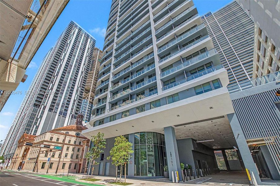 Condo located in Miami, FL showcasing its design and architecture (Image 25).