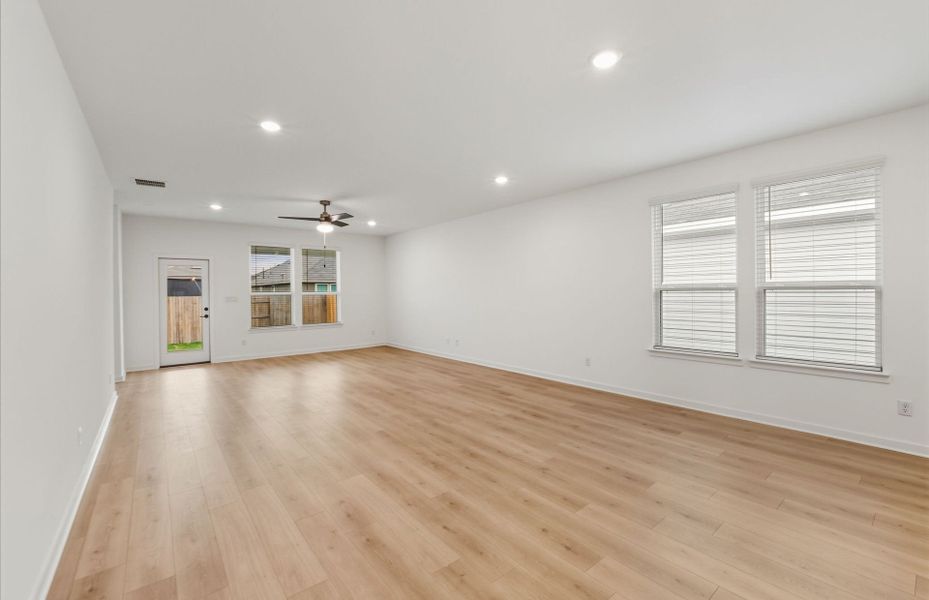 Spacious, unfurnished interior of a new home in Sunfield, Buda (Image 36).