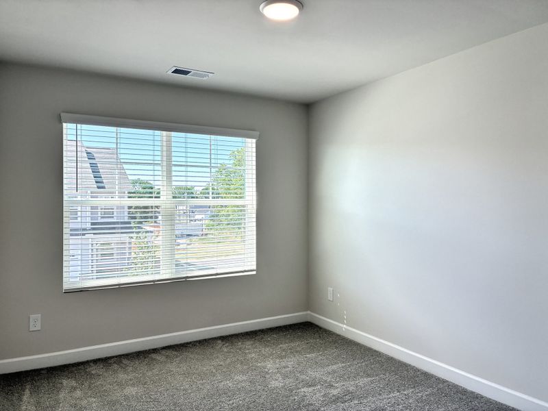 Spacious, unfurnished interior of a new home in Holly Ridge, Greenville (Image 19).