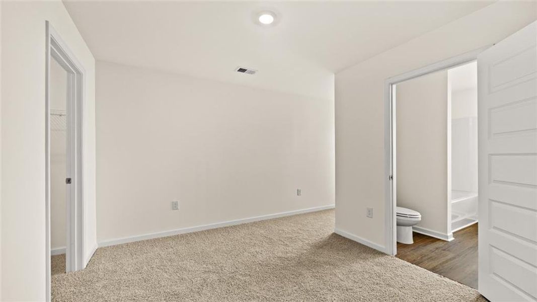 Spacious, unfurnished interior of a new home in Inverness at Sugarloaf, Lawrenceville (Image 27).