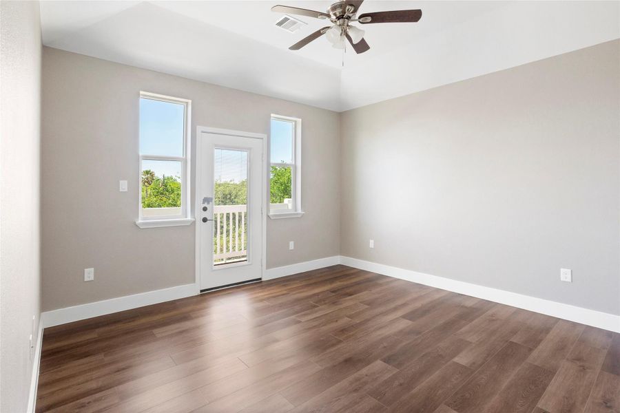 Spacious, unfurnished interior of a new home in , San Leon (Image 17).