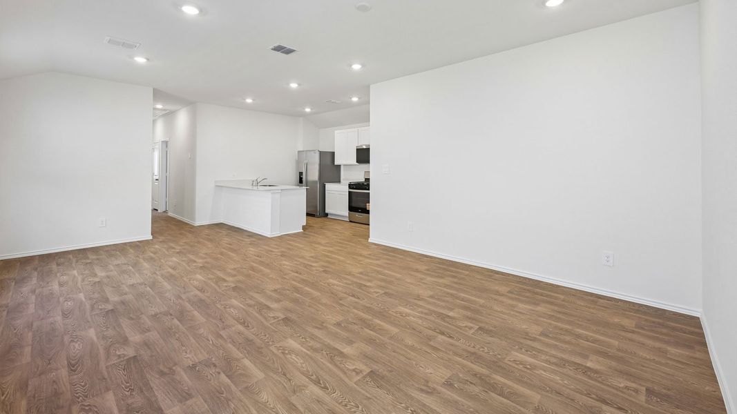 Spacious, unfurnished interior of a new home in Valverde, Bastrop (Image 14).