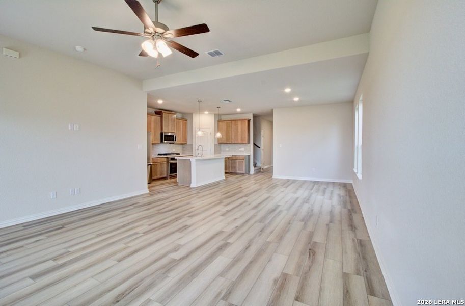 Spacious, unfurnished interior of a new home in Stream Waters, Seguin (Image 28).