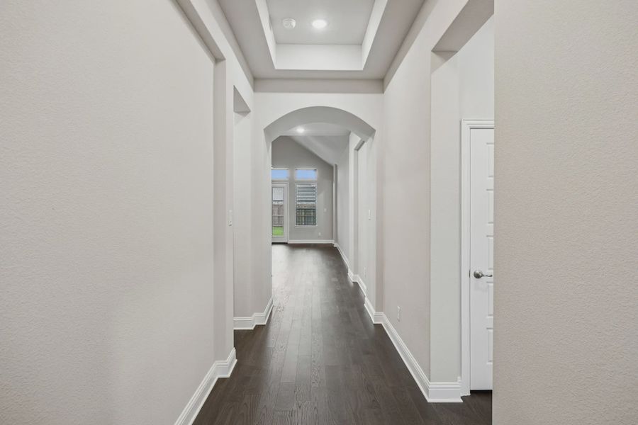 Spacious, unfurnished interior of a new home in Las Lomas, Forney (Image 4).