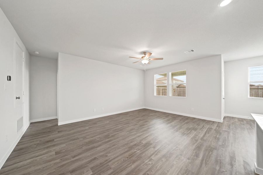 Spacious, unfurnished interior of a new home in Granger Pines, Conroe (Image 12).